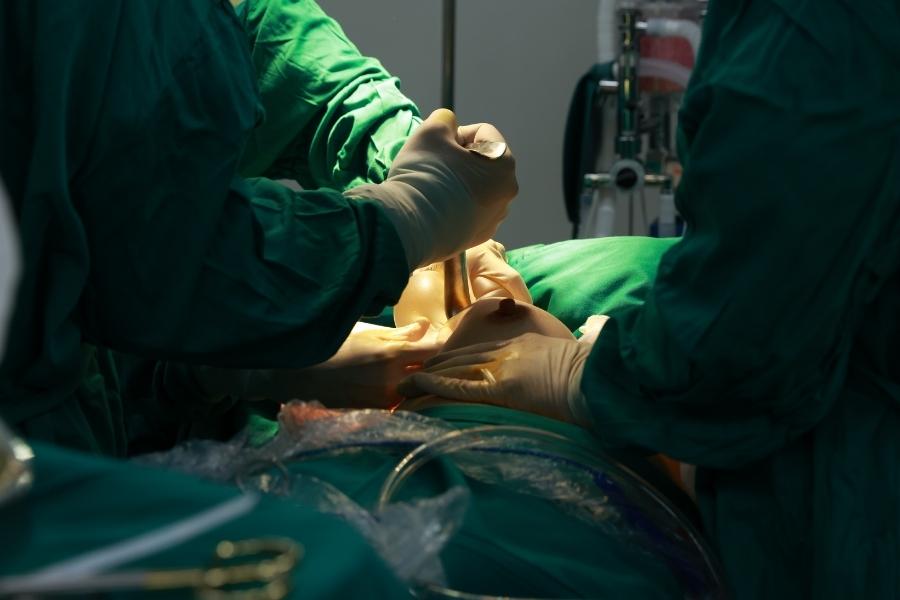 uy tín của cơ sở thẩm mỹ ảnh hưởng đến chi phí thu nhỏ quầng nhũ hoa